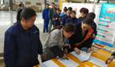 十堰農(nóng)商行“金融服務(wù)進廠區(qū)”  來震序集團為員工服務(wù)